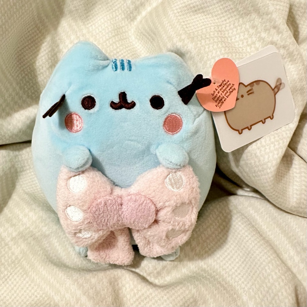 BNWT 6” Gund Pusheen Holding a Bow Plush Toy 🎀